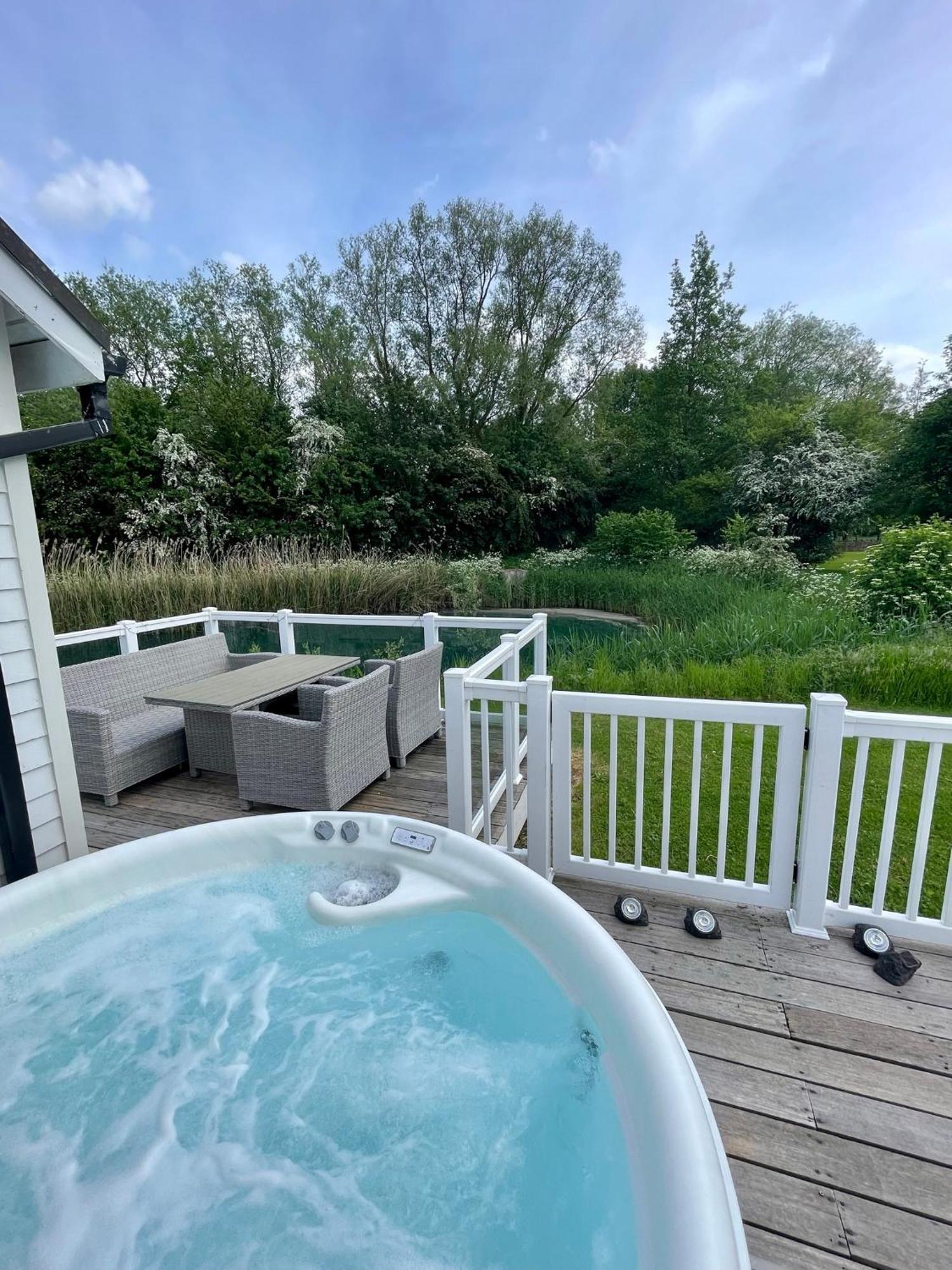 Windrush Turret Lodge South Cerney Dış mekan fotoğraf