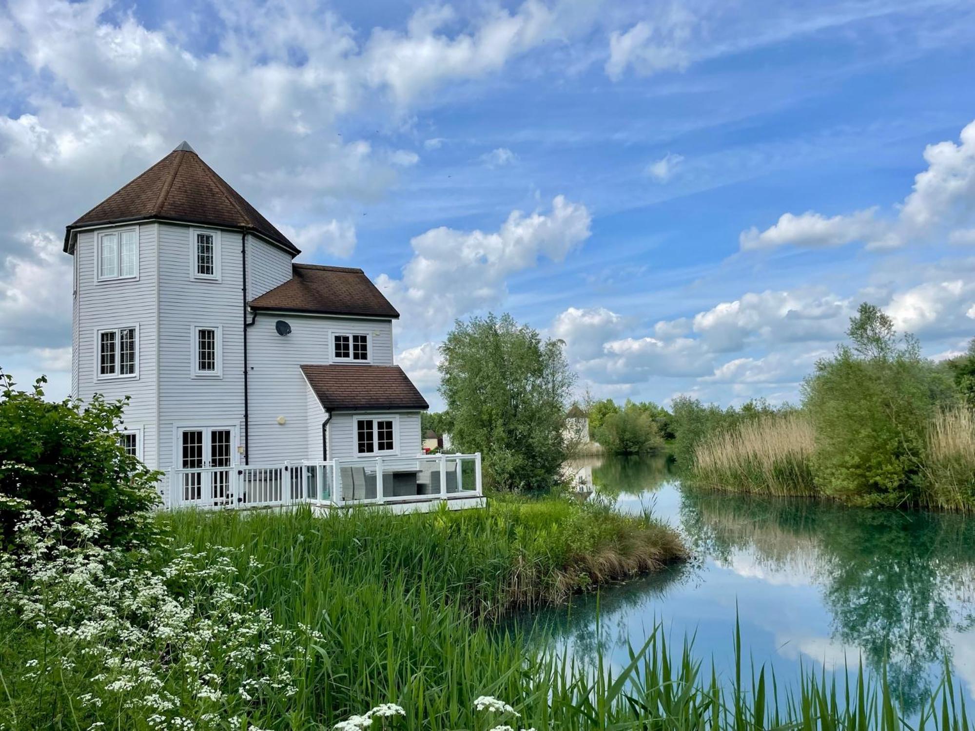 Windrush Turret Lodge South Cerney Dış mekan fotoğraf